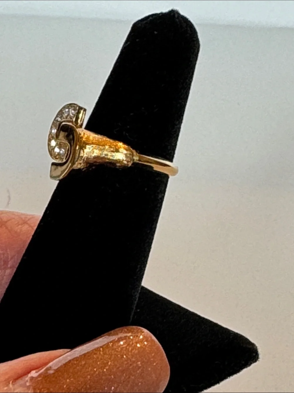 Avon Vintage Gold-Tone Crystal “G” Ring Size 7 NWOT
